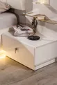 Table de chevet avec lumière