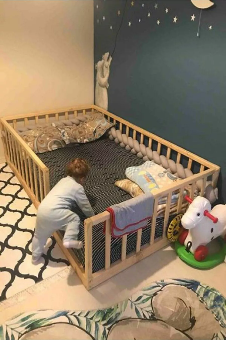 Lit pour enfant au sol.