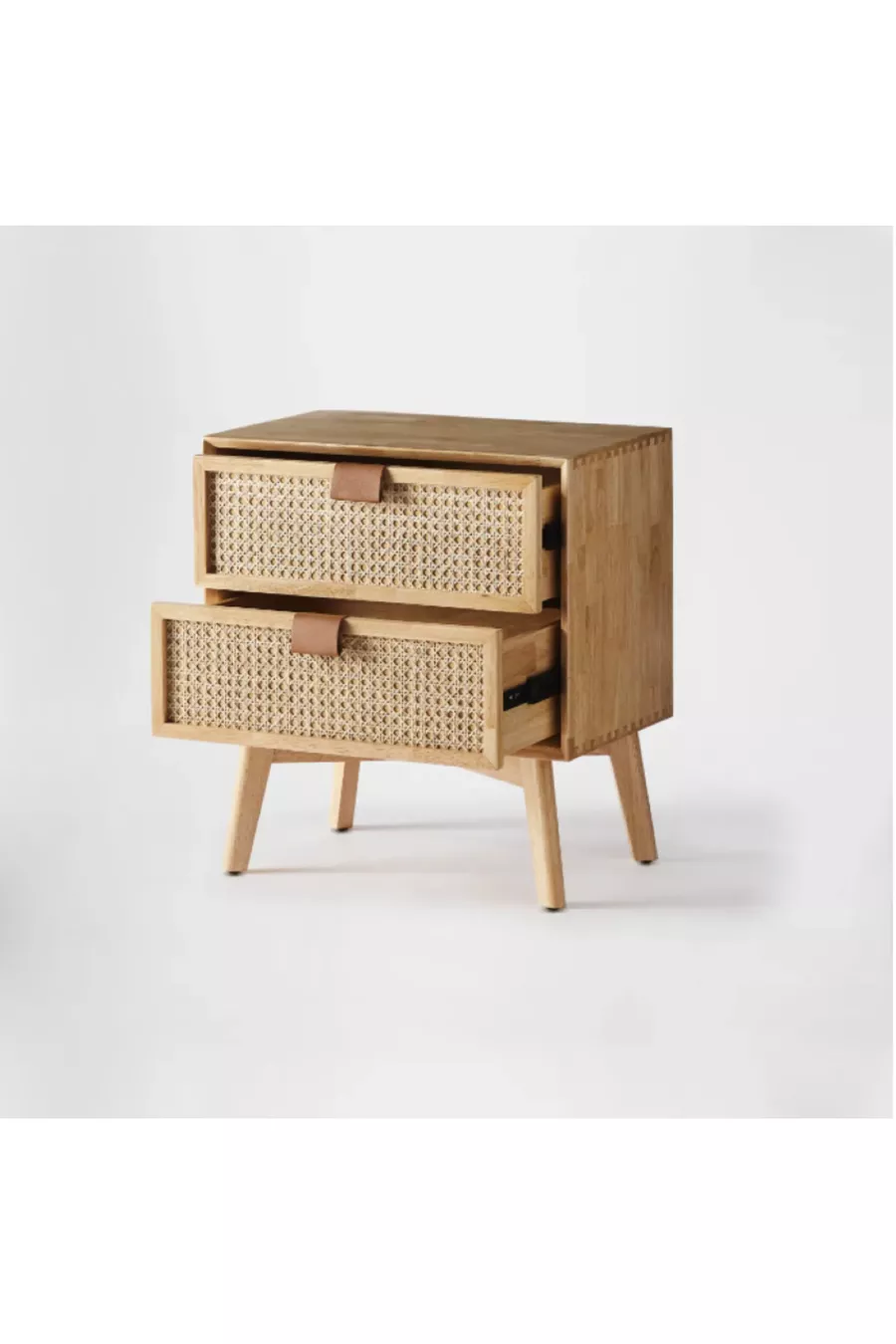 Table de chevet en bois avec détails en osier naturel – 2 tiroirs