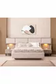 Camera da letto con letto e finiture latte