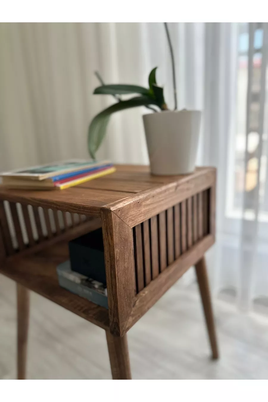 Comodino in legno