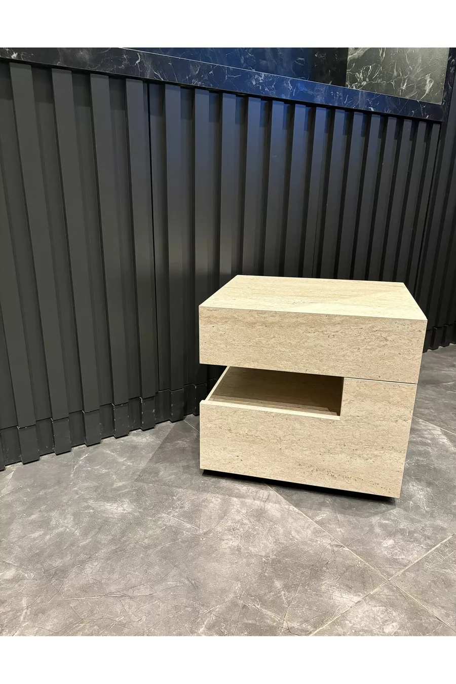 Table de chevet à effet travertin