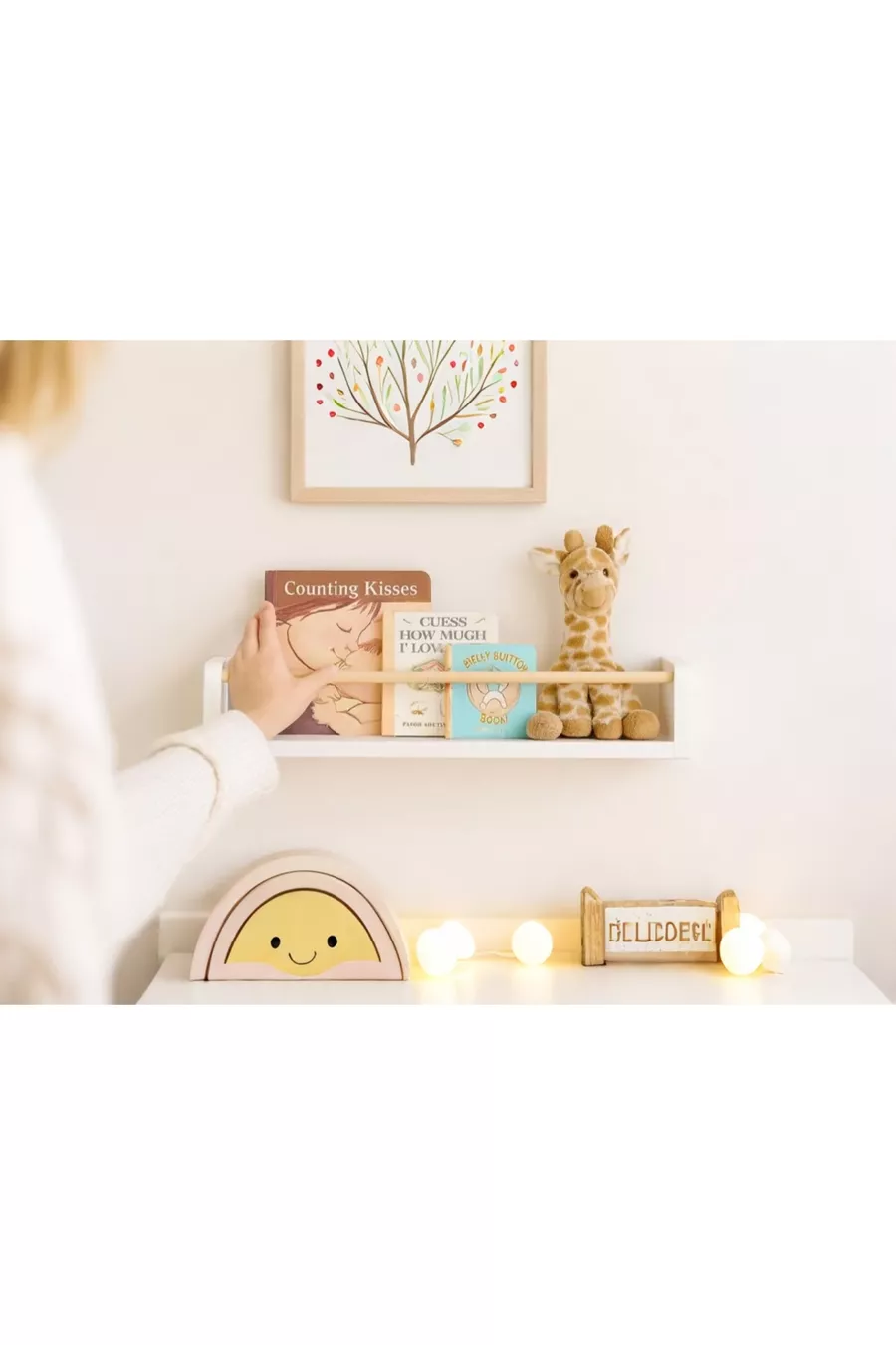 Libreria da parete Montessori con 2 appendini in MDF bianco