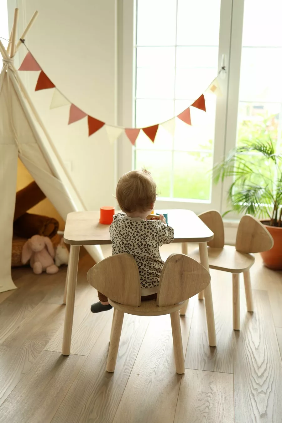 Brauner Montessori-Kinder Tisch und 2 Stühle
