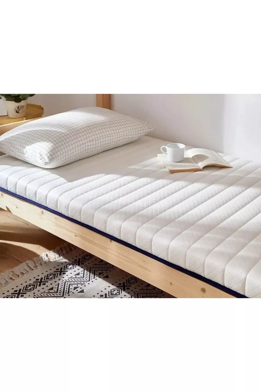 Lit simple au sol et matelas de sol
