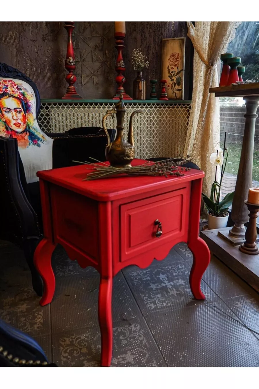 Table de chevet rouge vieillie à un tiroir