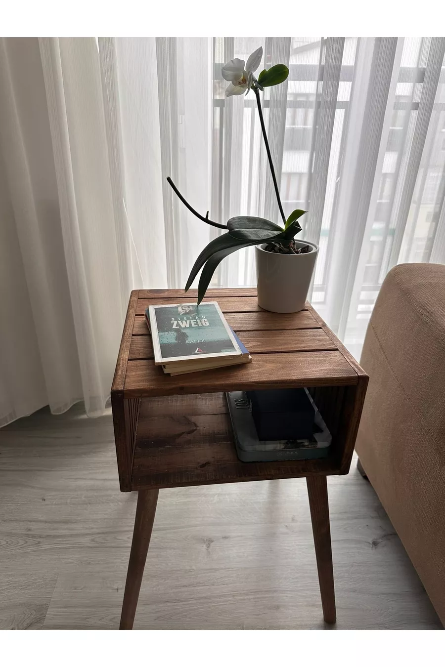 Comodino in legno