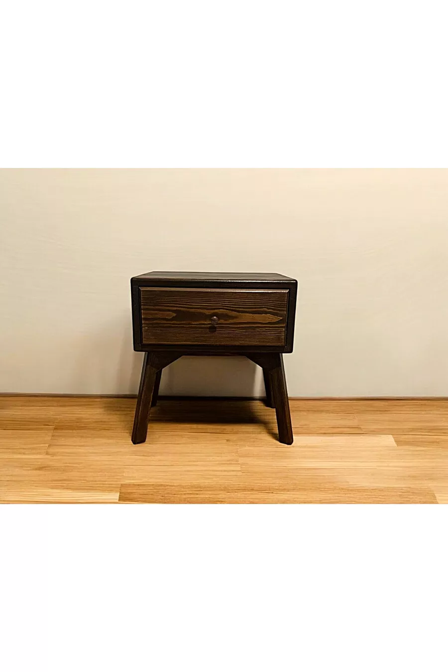 Commode en bois avec tiroirs, table de chevet et tête de lit