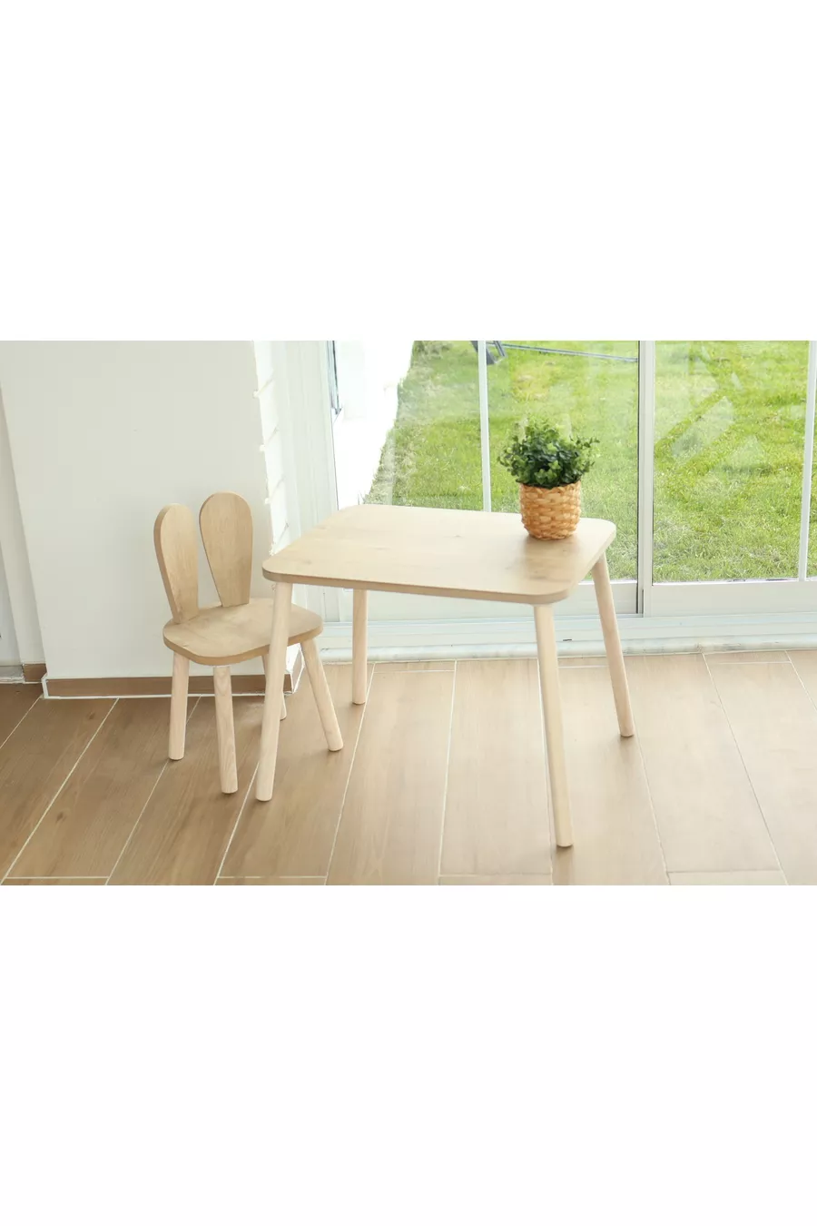 La table pour enfants et 1 chaise
