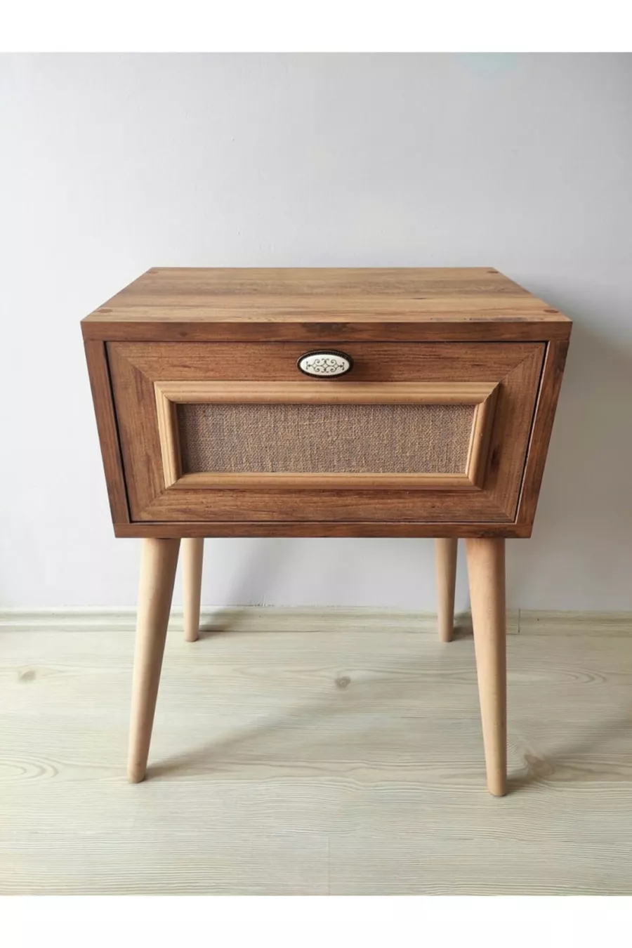 Table de chevet avec porte