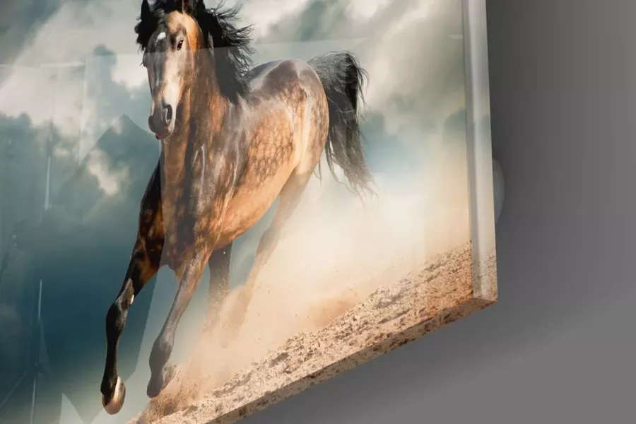 Peinture sur verre de cheval au galop
