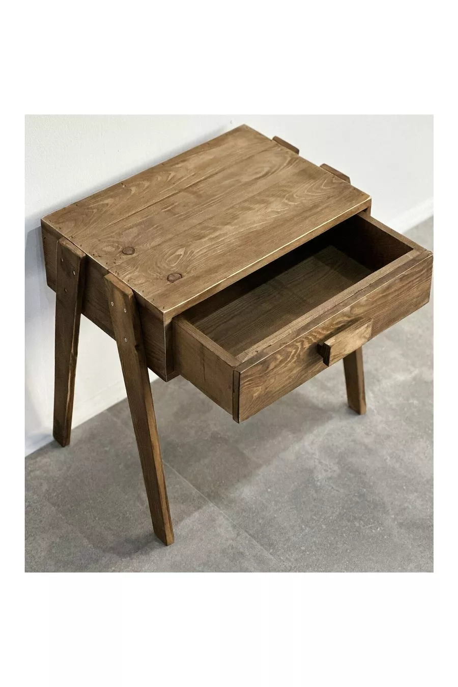 Armoire en bois avec tiroirs et étagères
