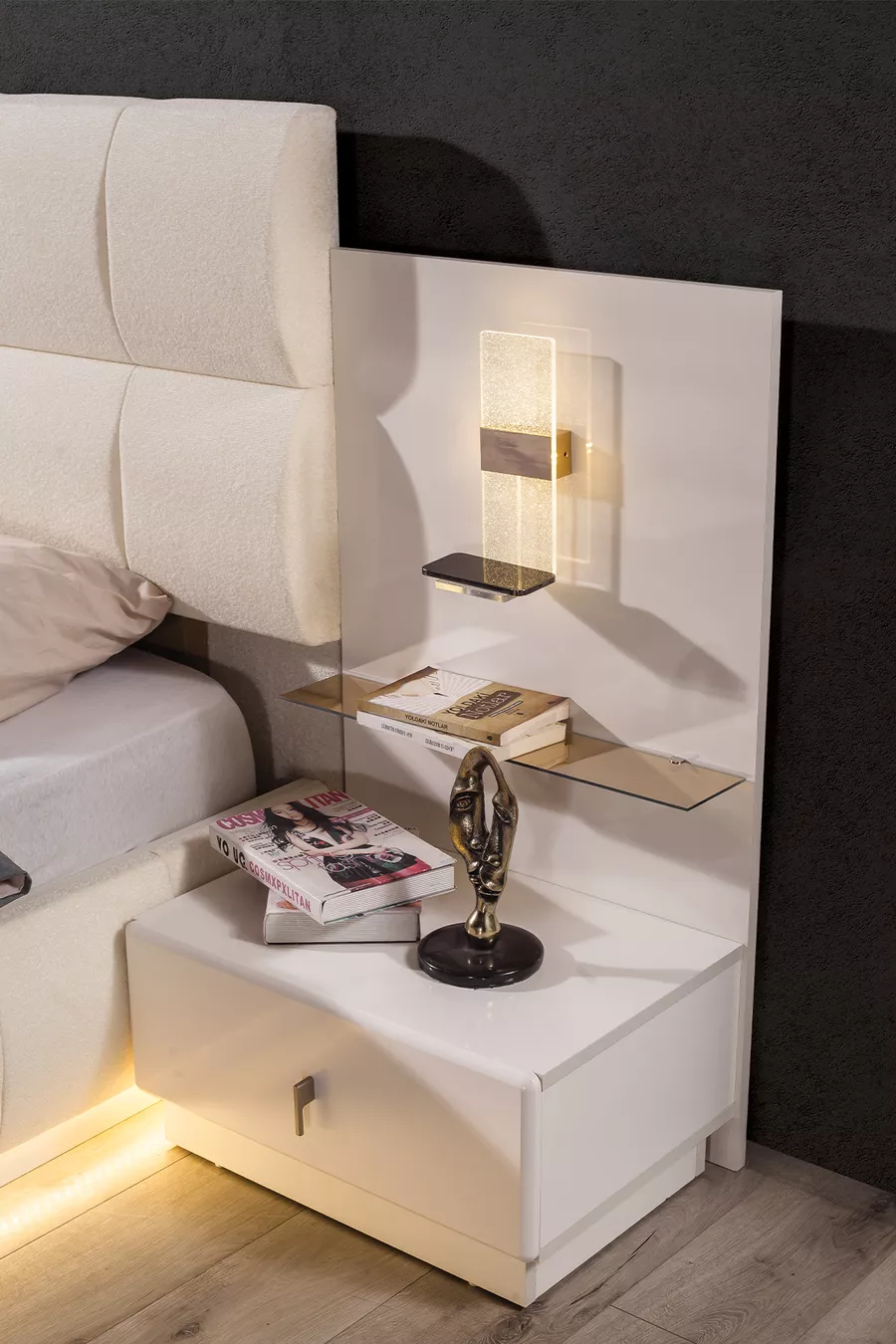 Table de chevet avec lumière