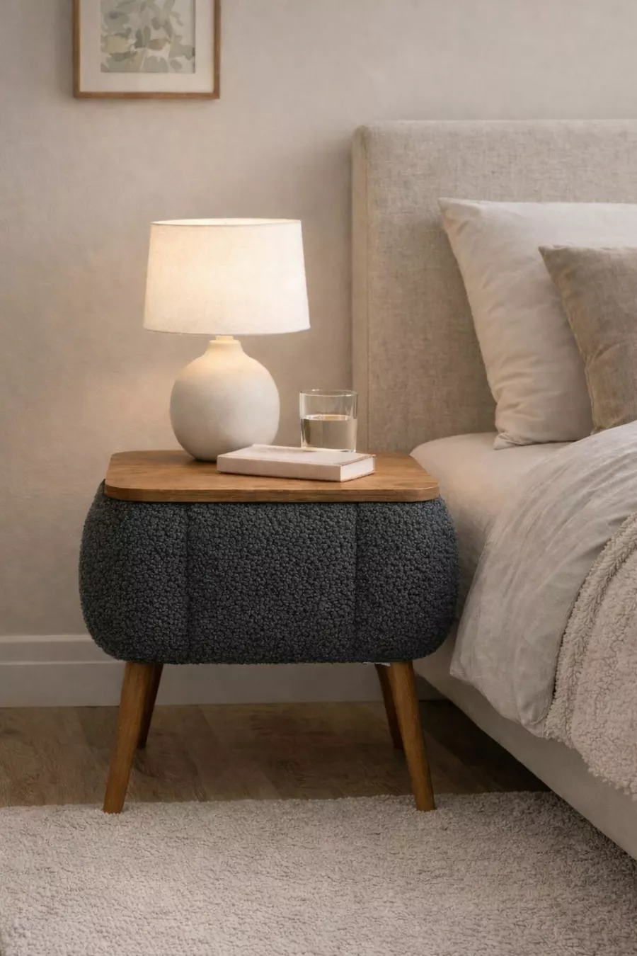Comodino Lina Sandıklı, Comodino Moderno con Gambe in Legno Rivestito in Tessuto Teddy