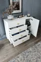 Commode moderne simple avec 4 tiroirs et 1 porte, blanc et doré