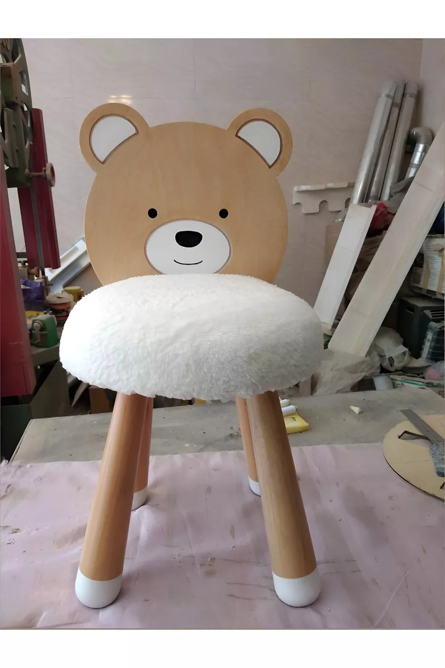 Sedia per bambini in legno massiccio con figura di peluche Teddy