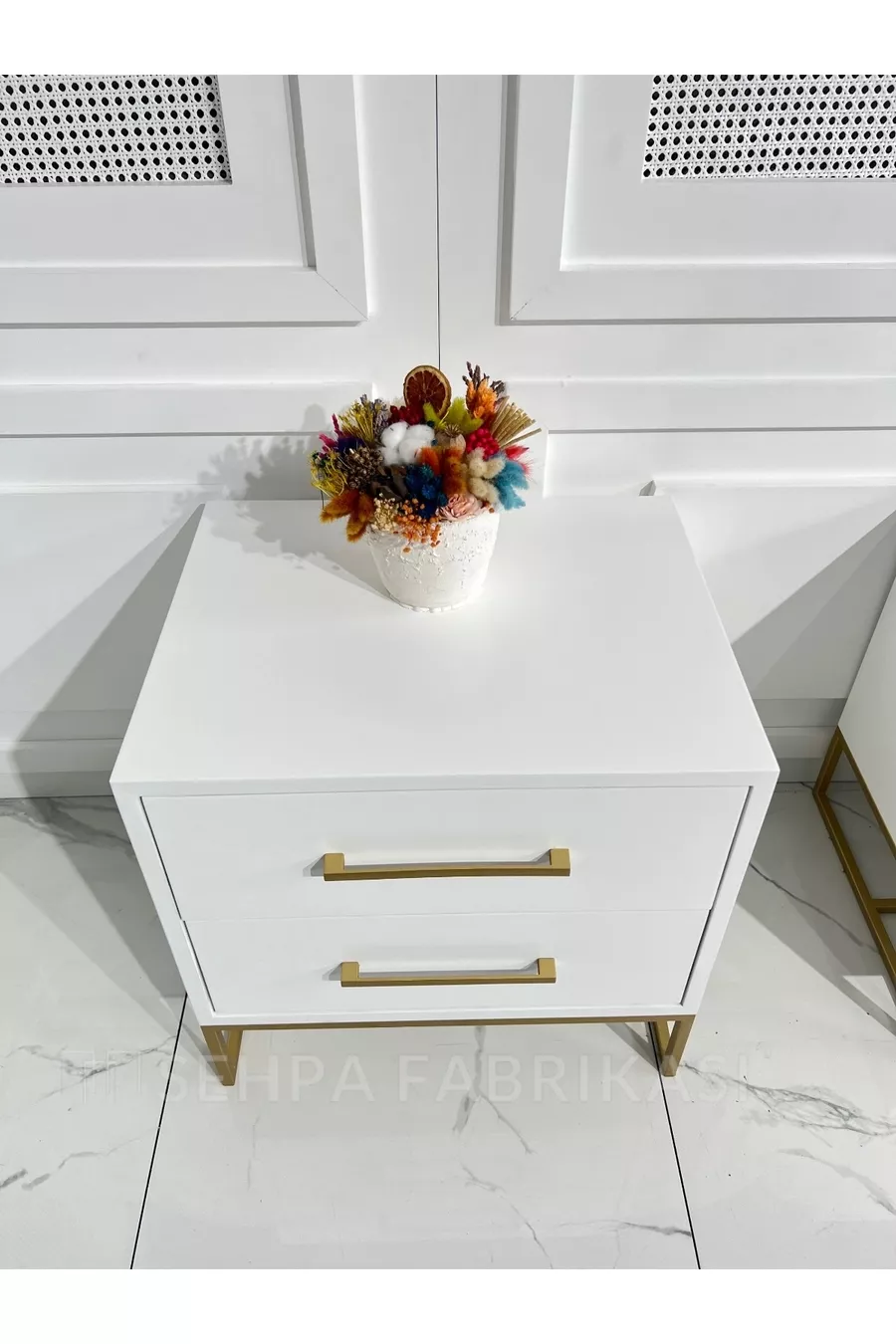 Table de chevet laquée à pieds en métal