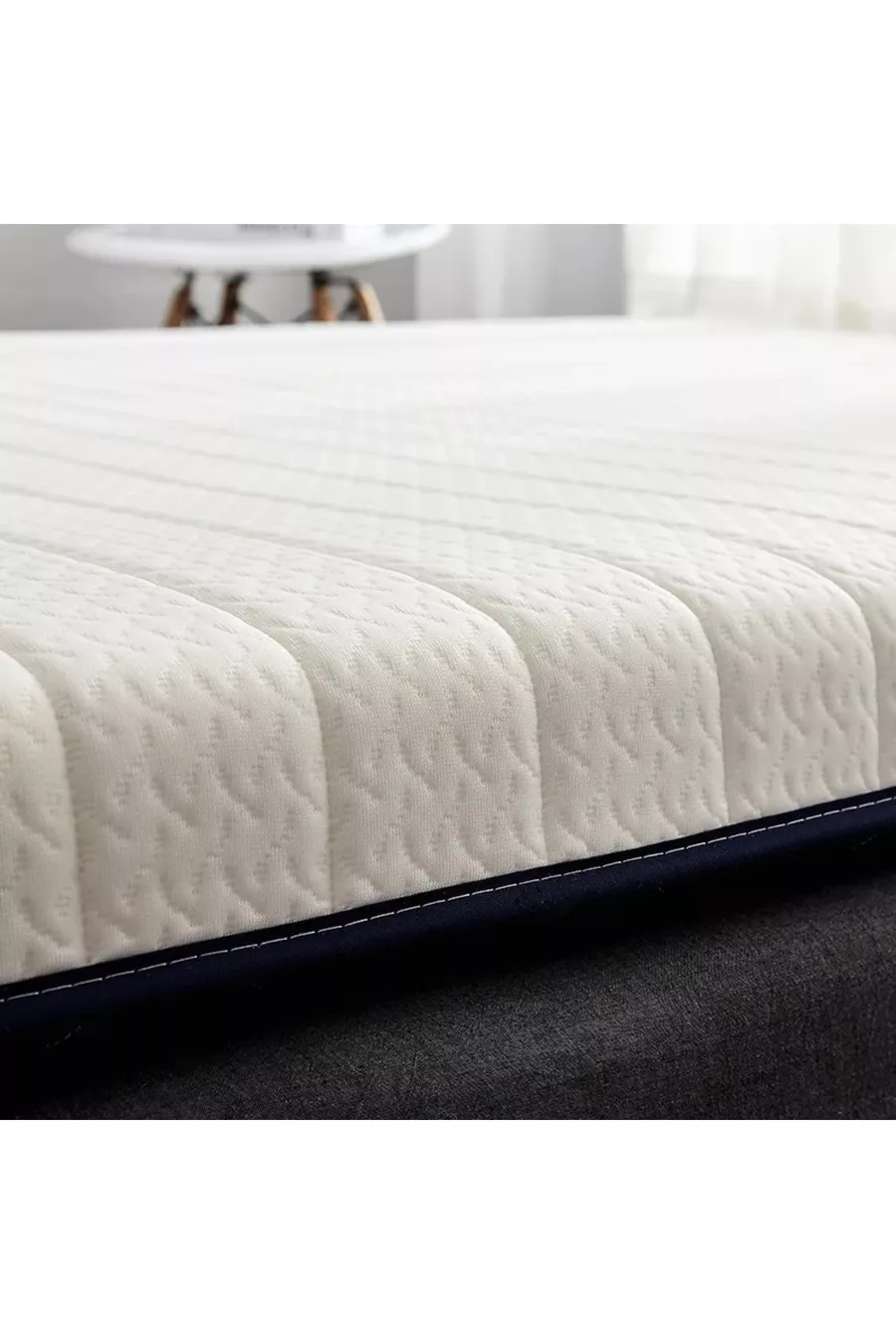 Lit simple au sol et matelas de sol