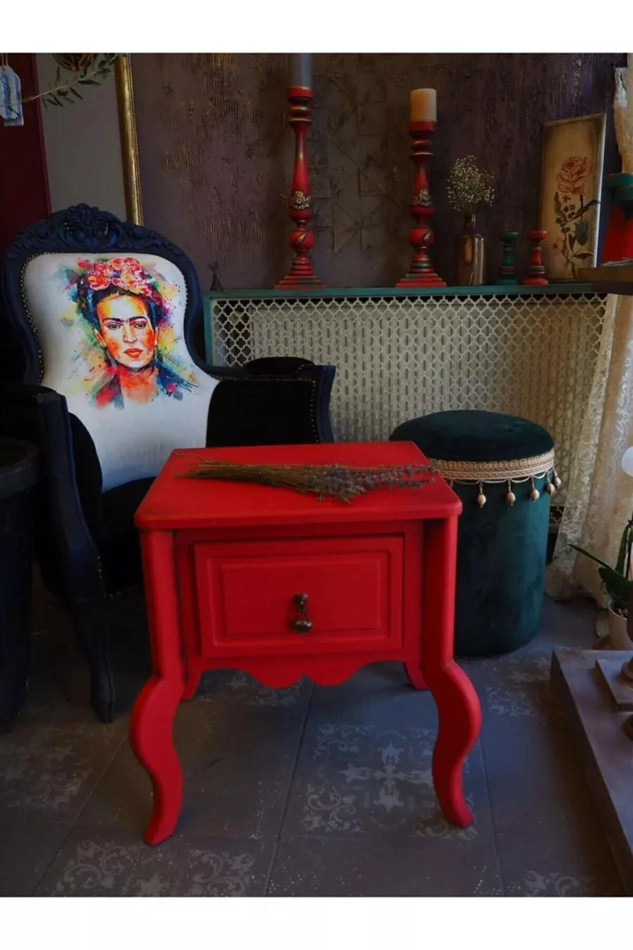 Table de chevet rouge vieillie à un tiroir