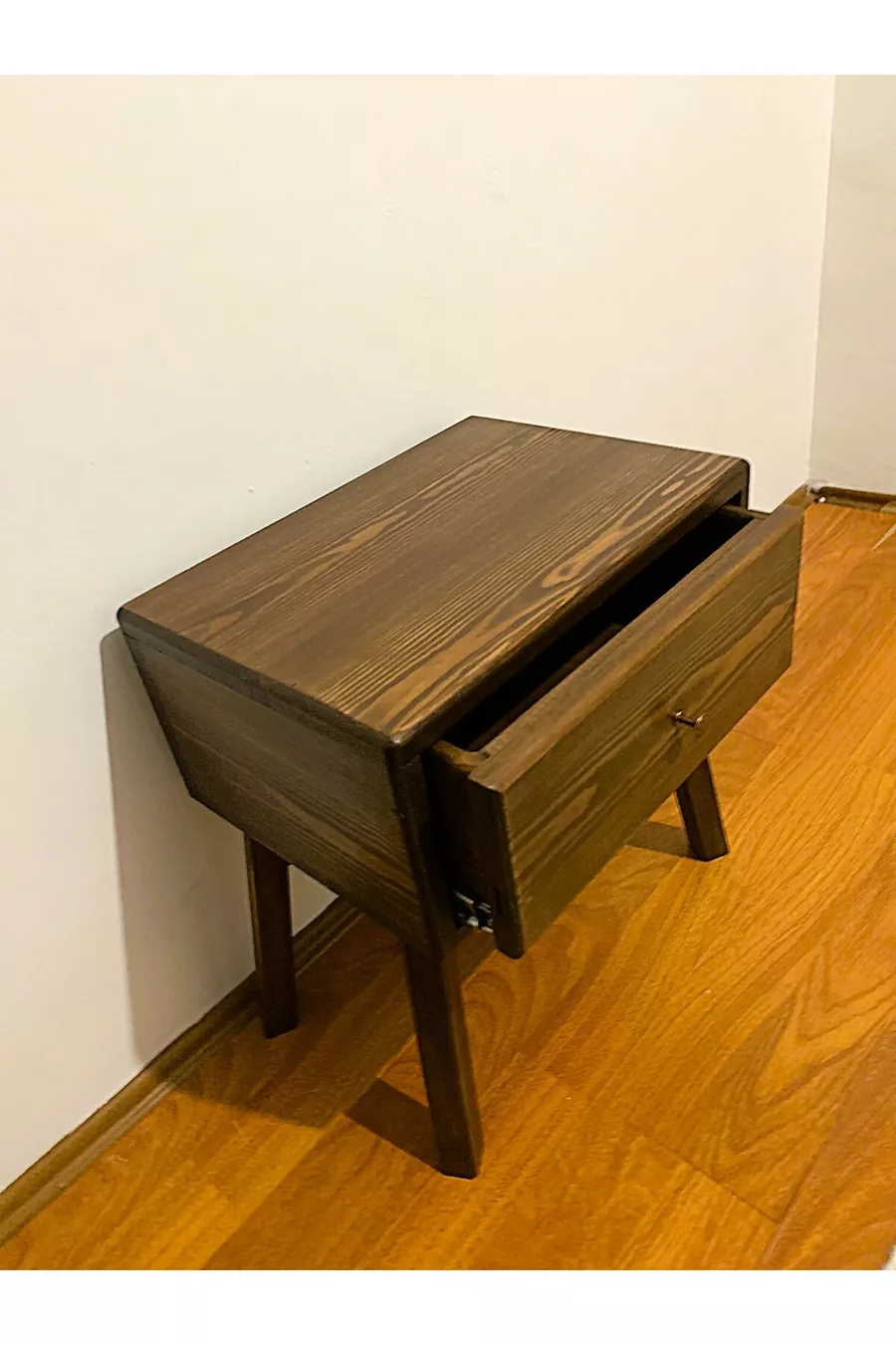 Commode en bois avec tiroirs, table de chevet et tête de lit