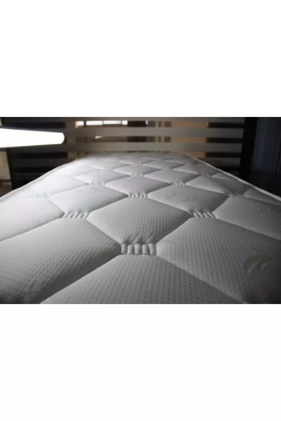 Matelas en mousse blanche sans ressort