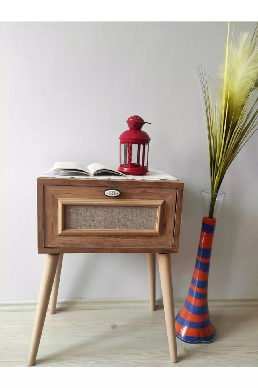 Table de chevet avec porte