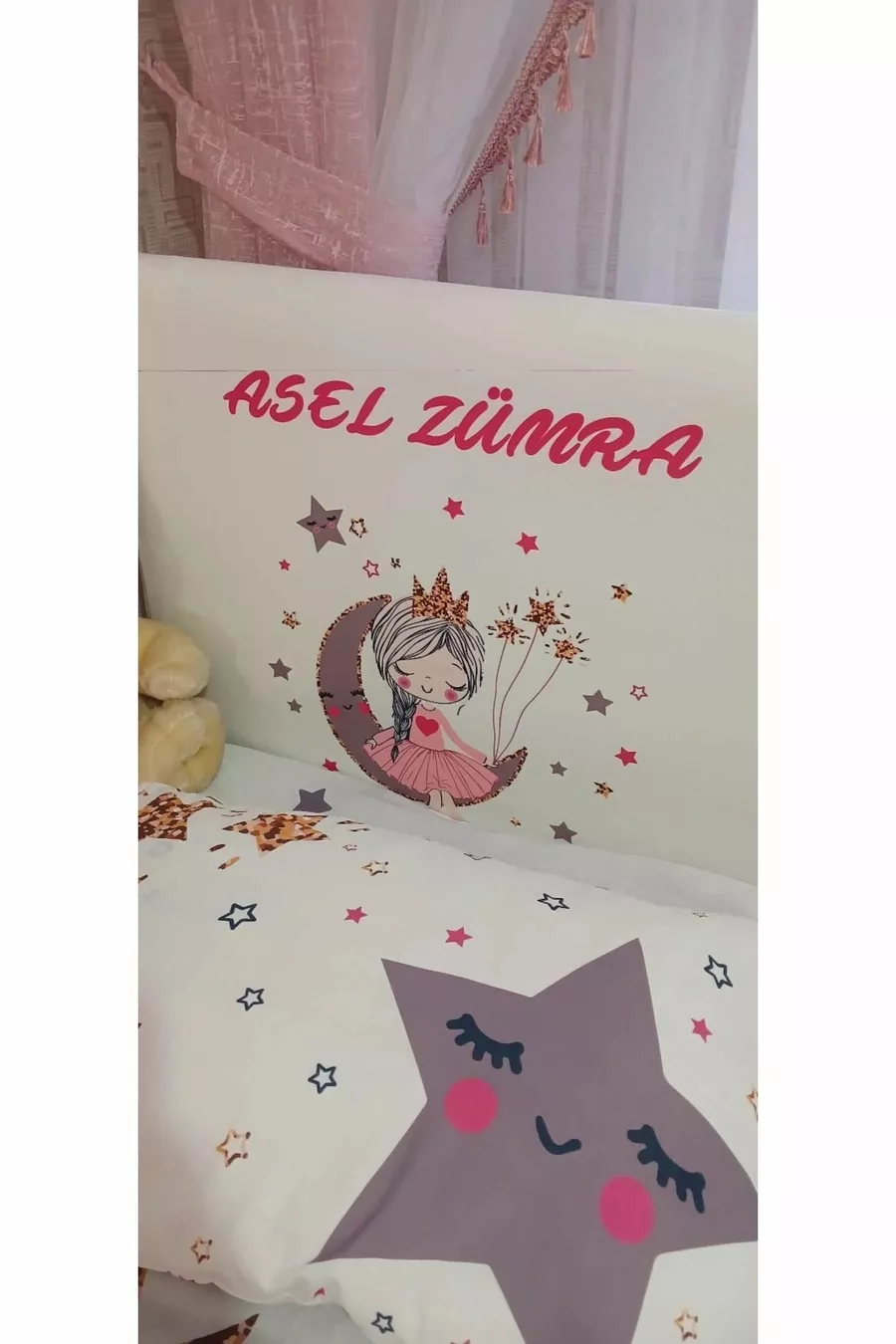 Copri Testata Letto con Stampa di Bambina che Siede sulla Luna
