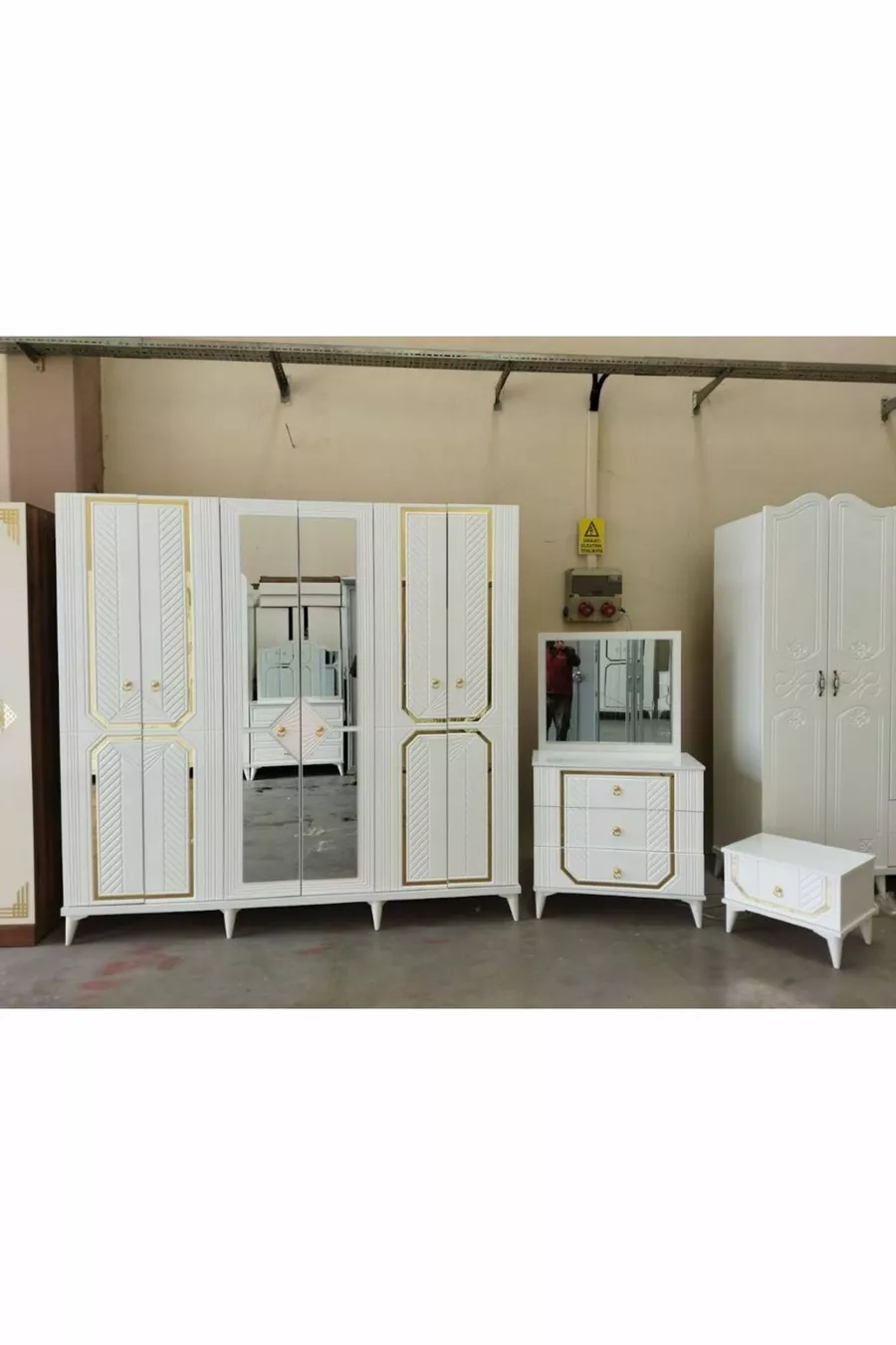 Ensemble de chambre à coucher avec détails en MDF doré