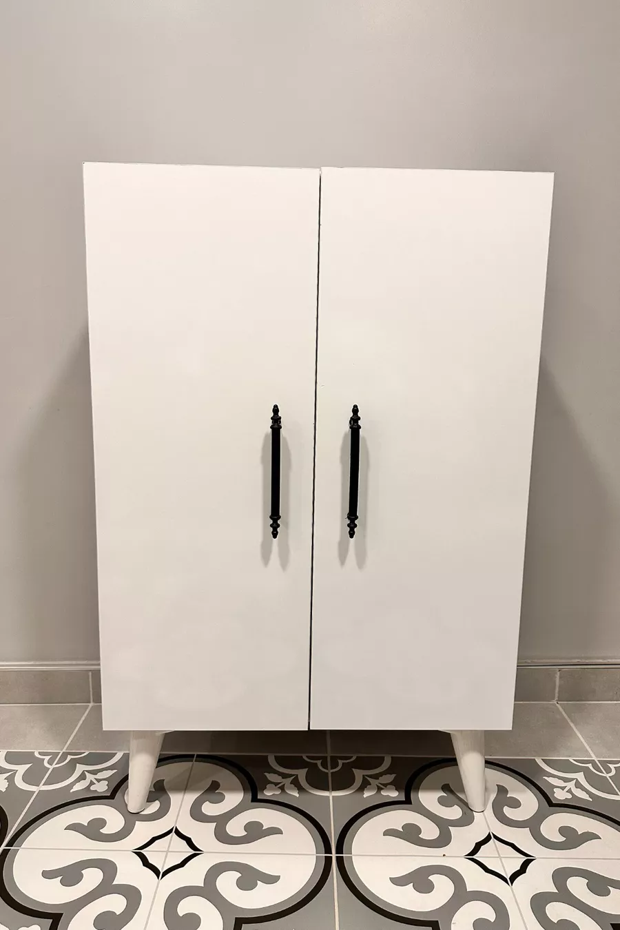 Multifunktionaler weißer Kleiderschrank **