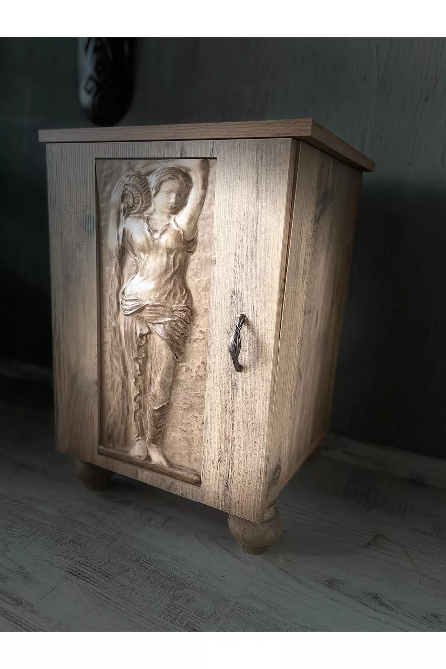 « La Fille Silencieuse de Rome » table de chevet Armoire design spécial production limitée