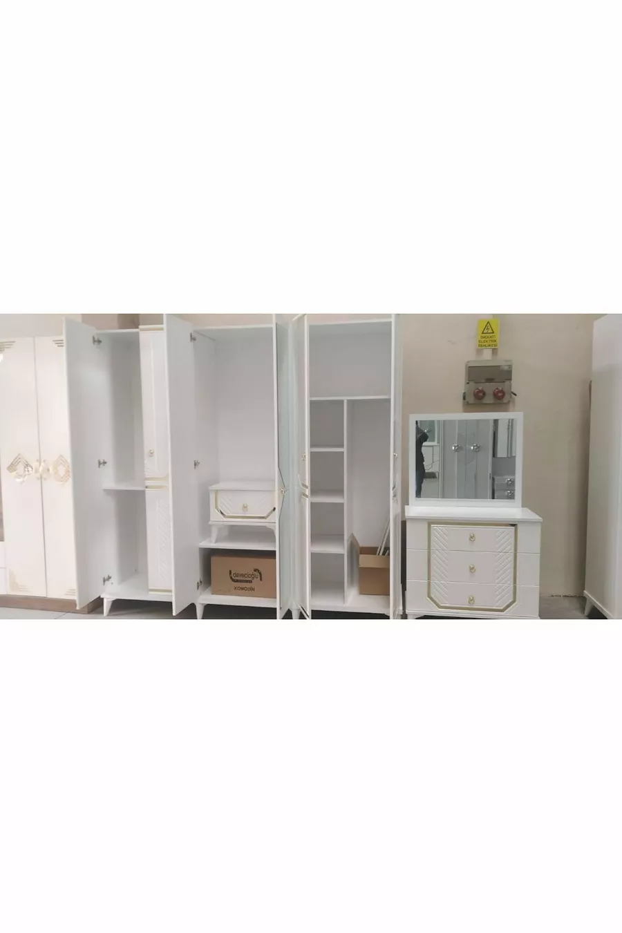Ensemble de chambre à coucher avec détails en MDF doré