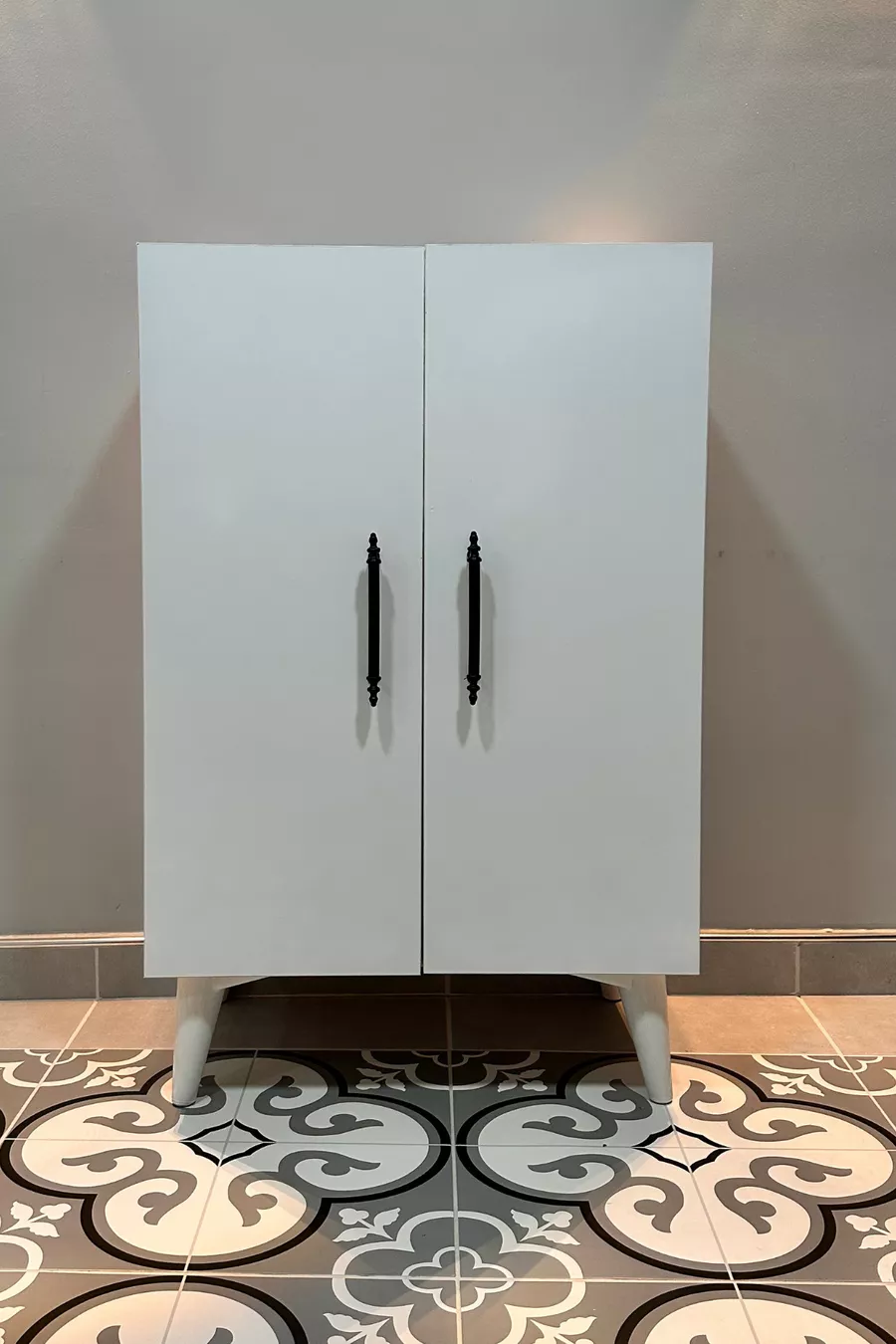 Multifunktionaler weißer Kleiderschrank **