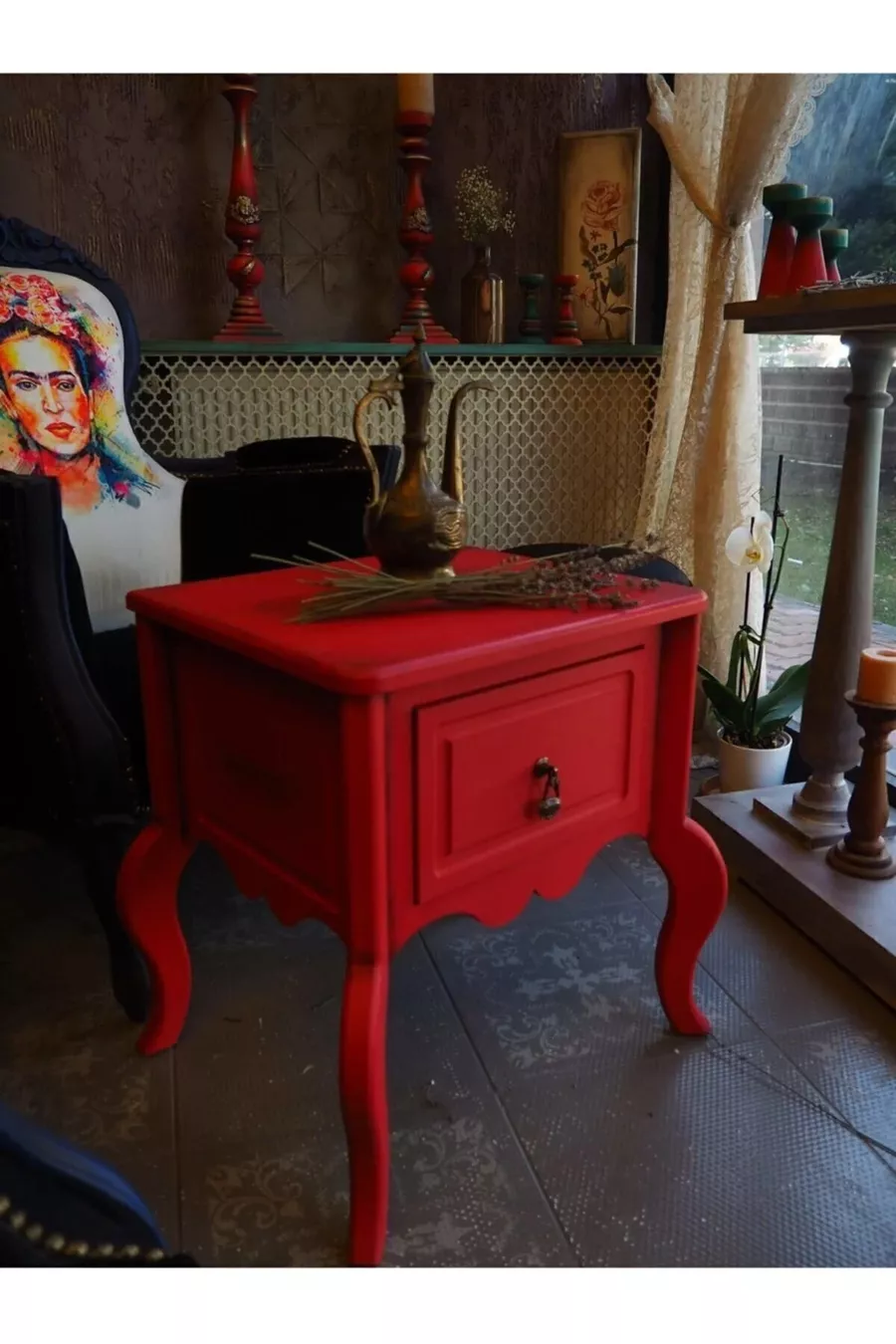Table de chevet rouge vieillie à un tiroir