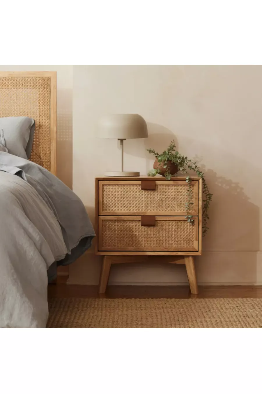 Table de chevet en bois avec détails en osier naturel – 2 tiroirs