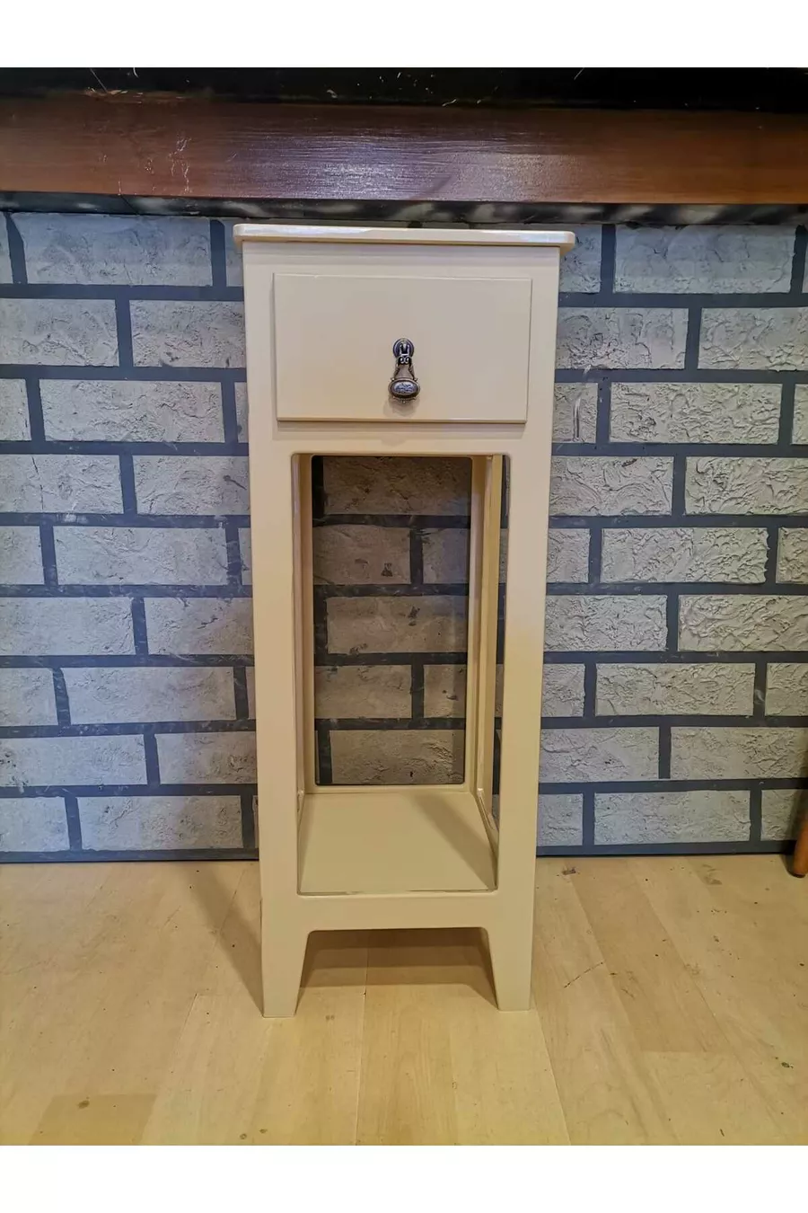 table de chevet, table basse, commode, peinture à la main