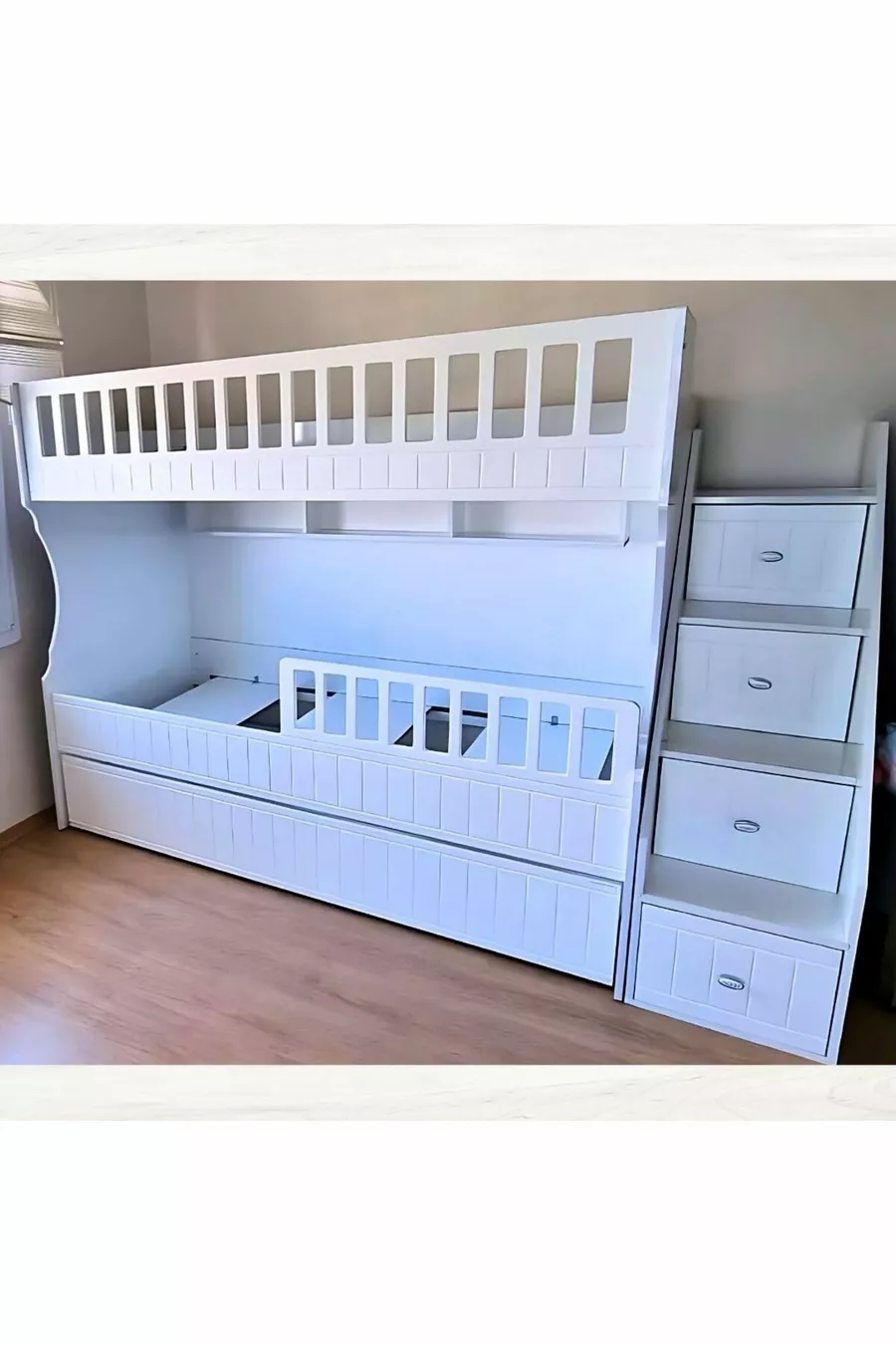 Letto a castello bianco intagliato per bambini