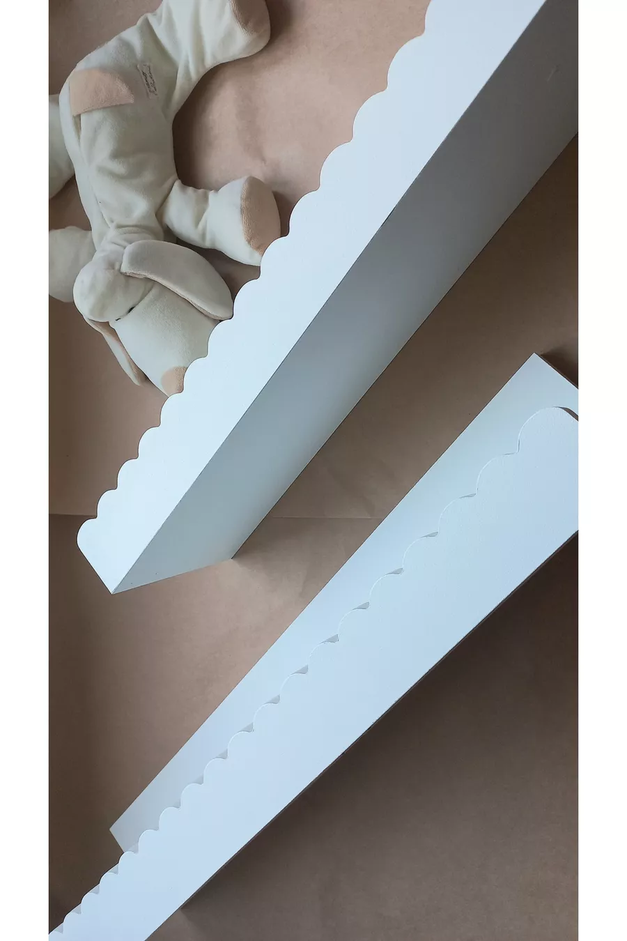 Witte Montessori kinder- en babykamer boekenkast wandplank, kameraccessoire (mat wit / en cm)