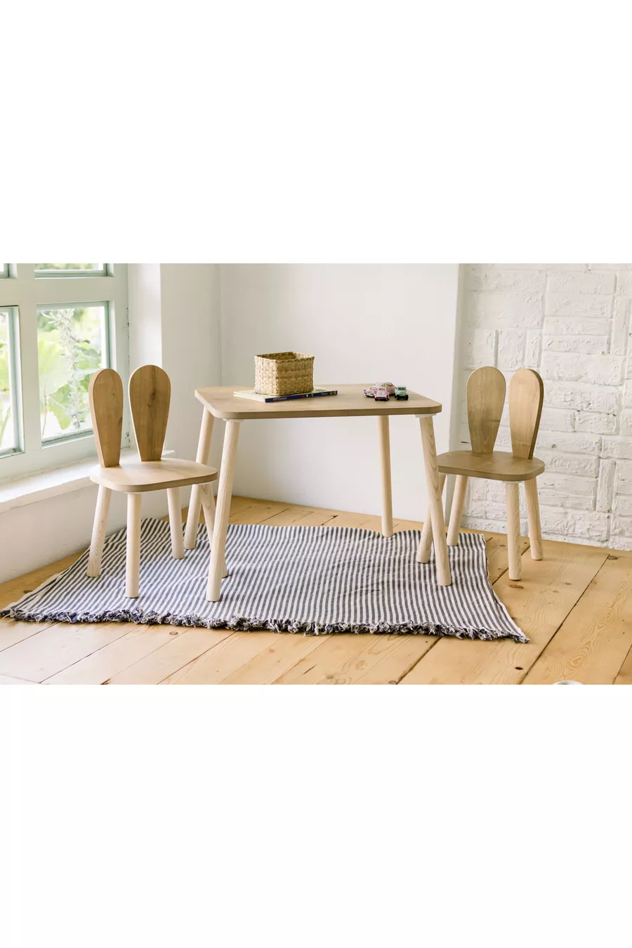 La table pour enfants et 2 chaises