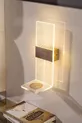 Table de chevet avec lumière