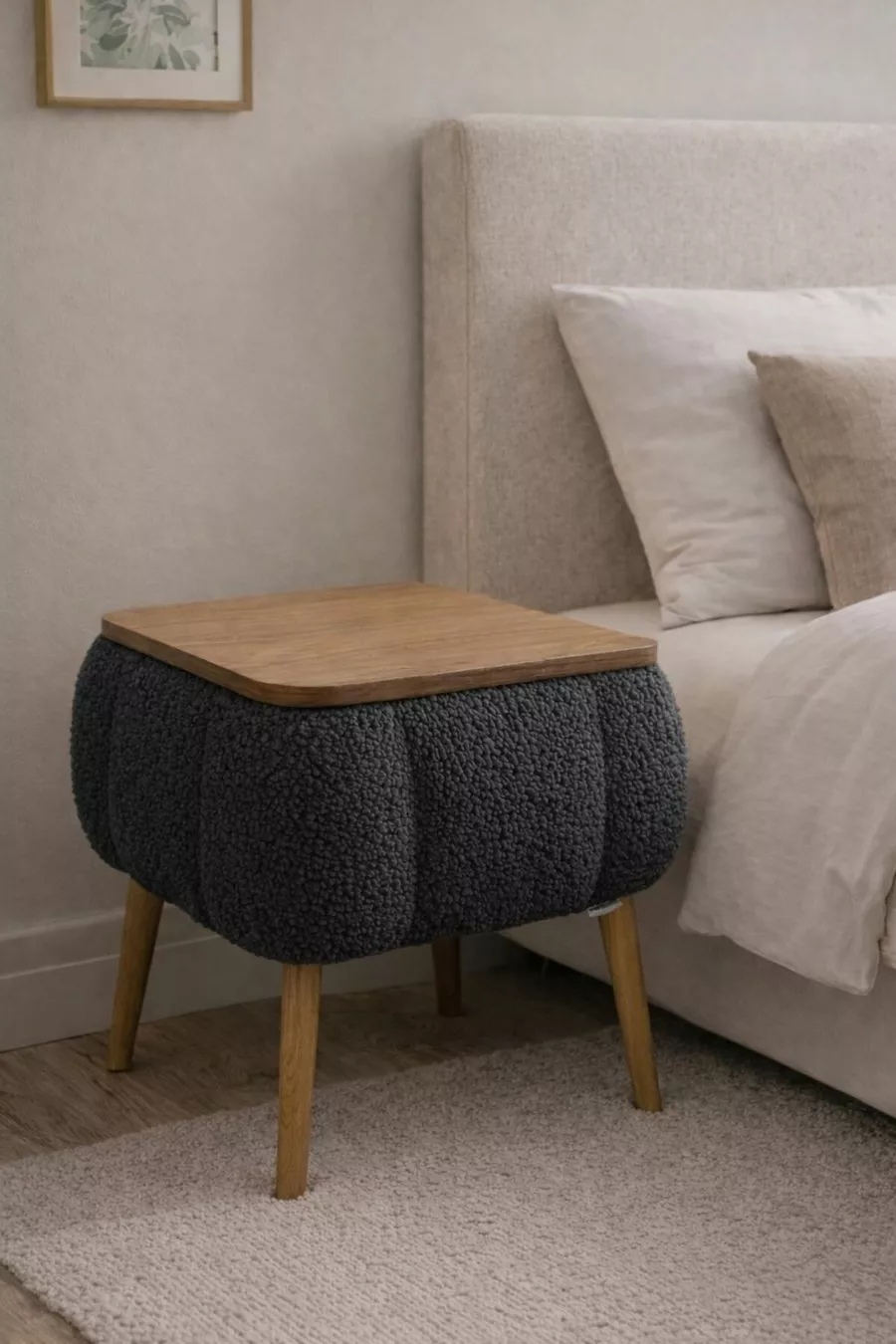 Comodino Lina Sandıklı, Comodino Moderno con Gambe in Legno Rivestito in Tessuto Teddy