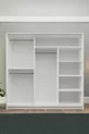 Weißer Schiebetürenschrank 