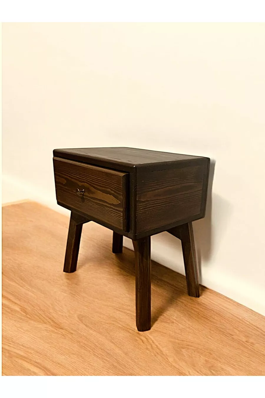 Commode en bois avec tiroirs, table de chevet et tête de lit
