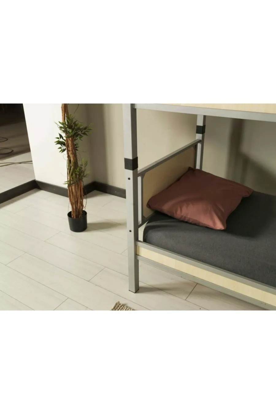 Letto a castello in metallo con testiera in legno per cameretta dei giovani