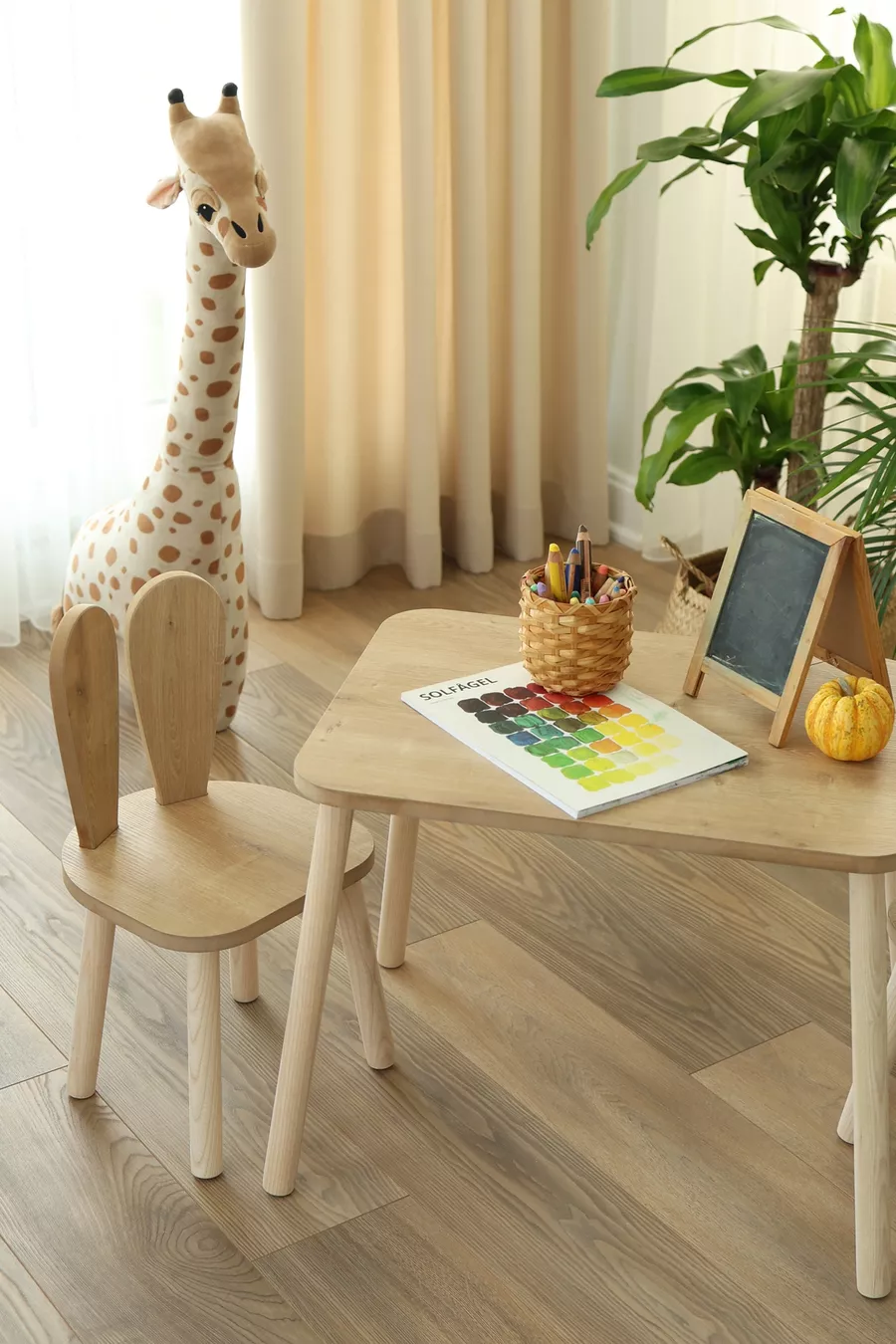 La table pour enfants et 1 chaise