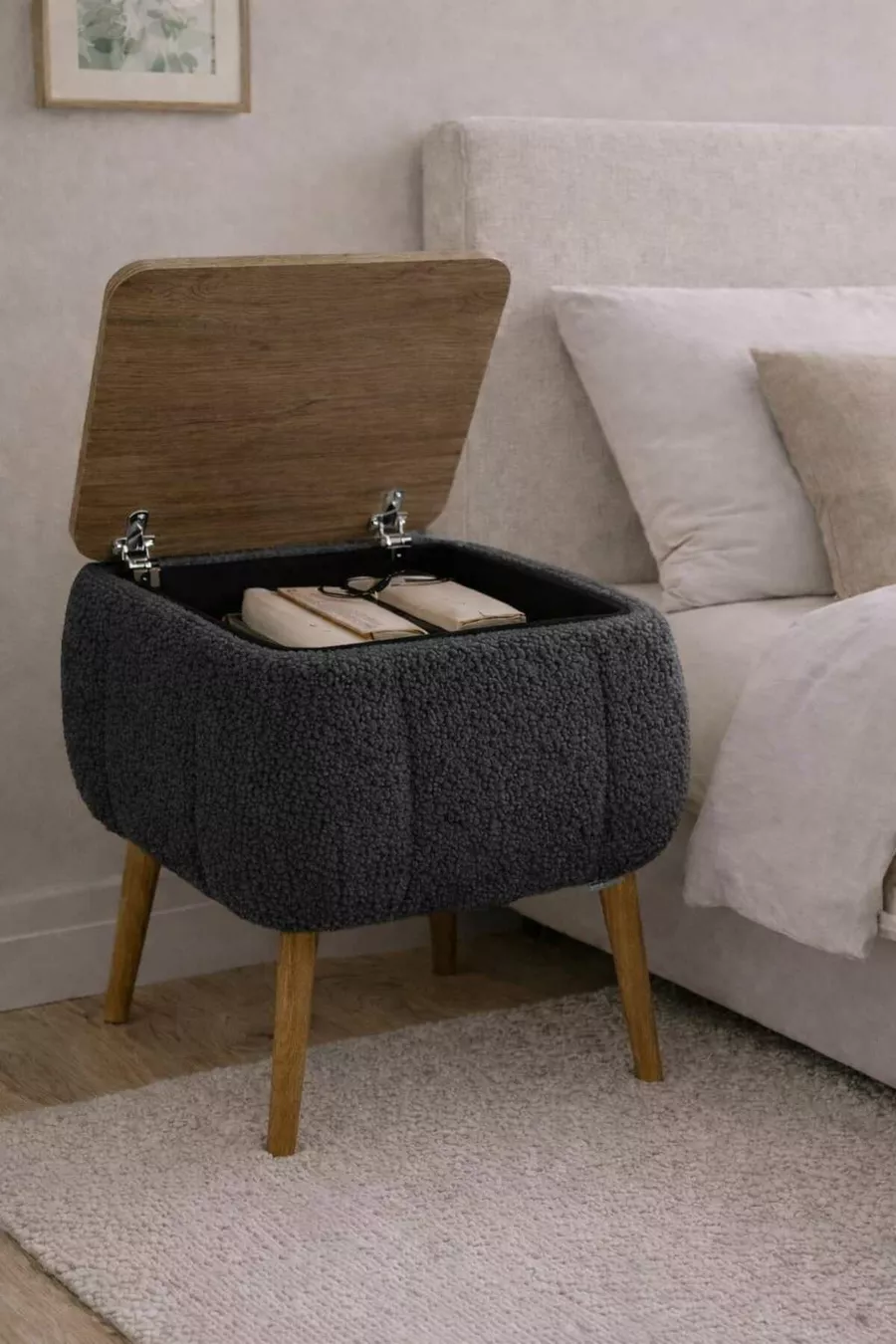 Comodino Lina Sandıklı, Comodino Moderno con Gambe in Legno Rivestito in Tessuto Teddy
