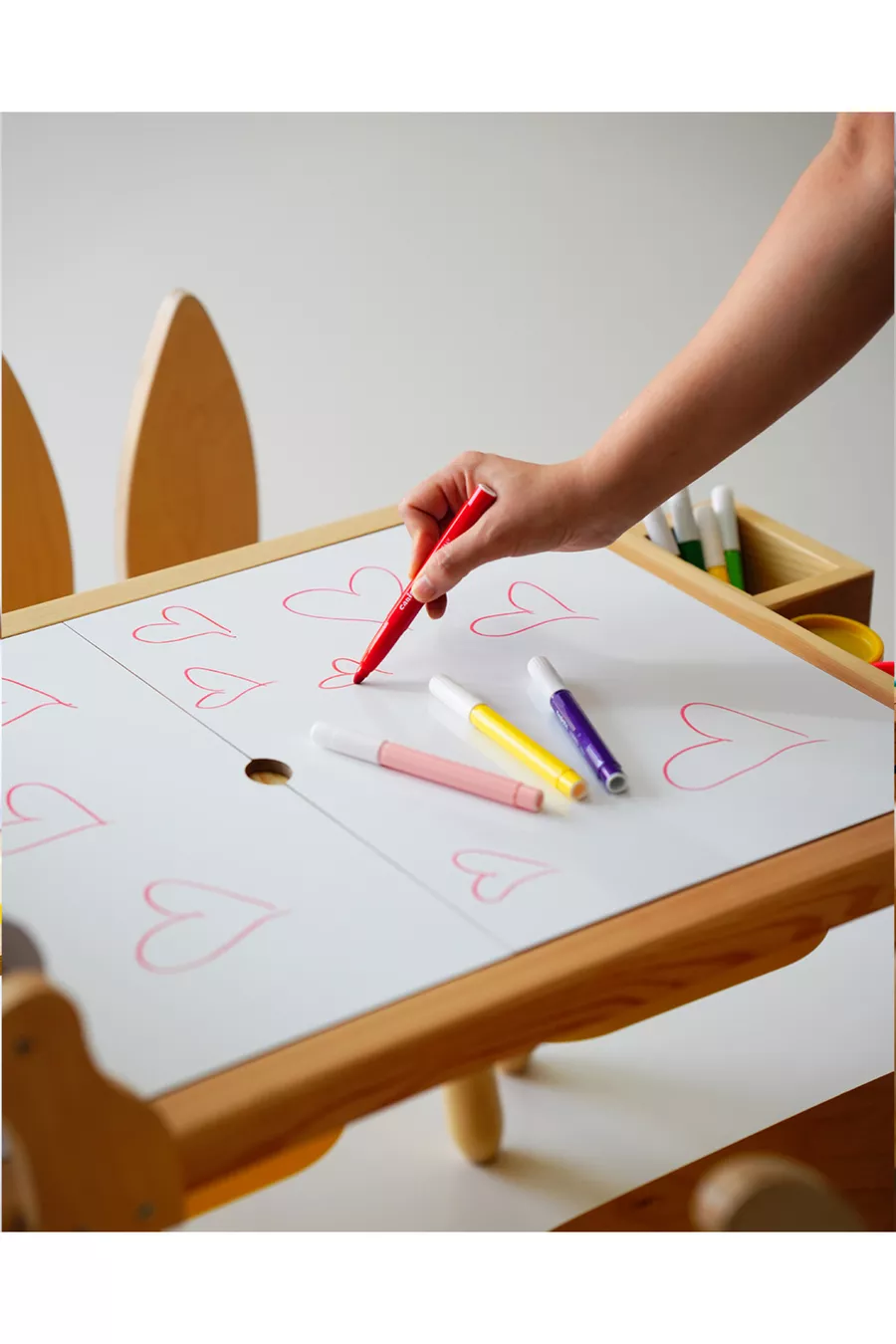 Wood & Joy Table d'activité sensorielle en bois pour enfants avec 2 chaises (avec rouleau de papier offert)