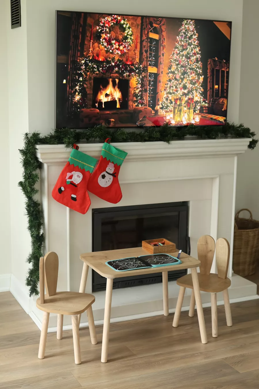 La table pour enfants et 2 chaises