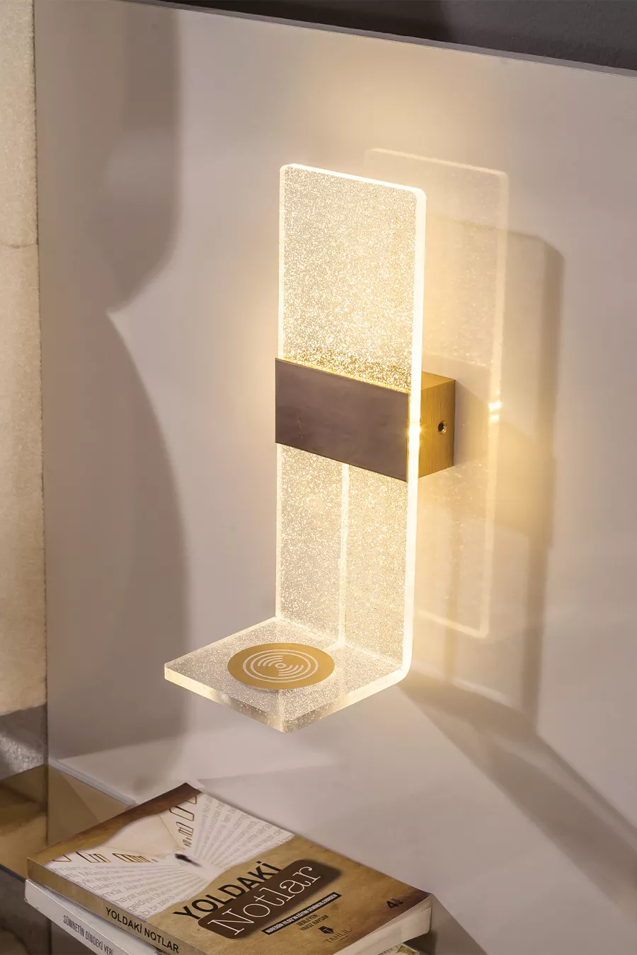 Table de chevet avec lumière