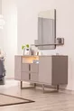 Camera da letto con letto e finiture latte