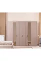 Camera da letto con letto e finiture latte